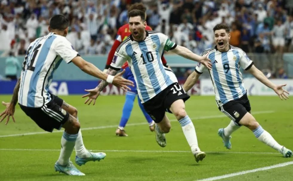 Argentina logra un gran triunfo y revive en el Mundia