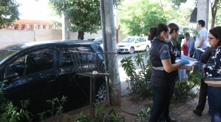 Mujer encuentra muerto a su esposo en el auto: no había rastros de violencia