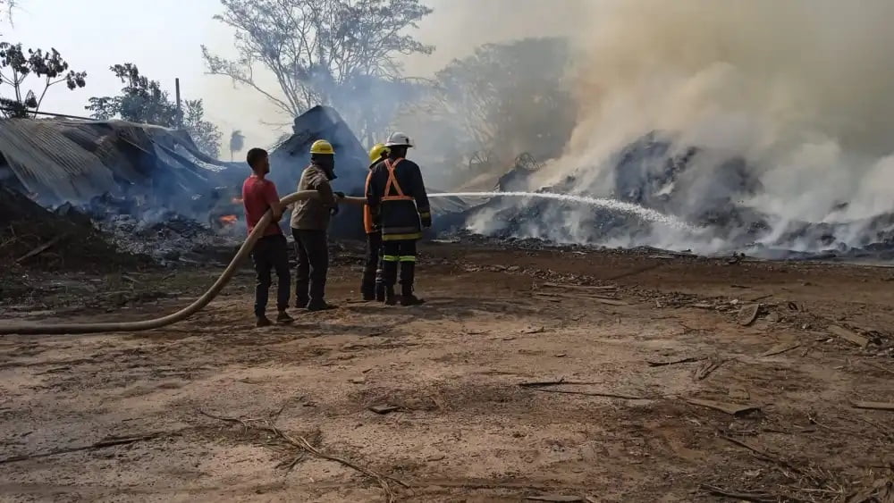 Incendio consume empresa de maderas en Caaguazú