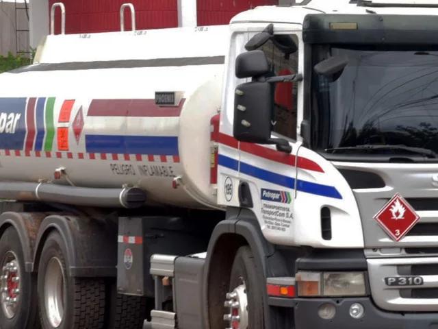 Camiones de Petropar y privados retenidos de nuevo en Argentina