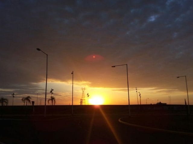 Meteorología anuncia una jornada calurosa con cielo mayormente nublado