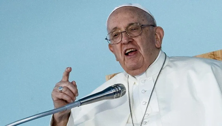 El Vaticano aprueba que los transexuales puedan ser bautizados y padrinos de boda