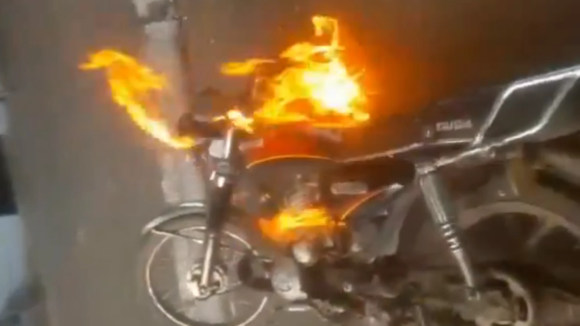 Quemó su motocicleta en protesta por supuesto pedido de coima de la PMT