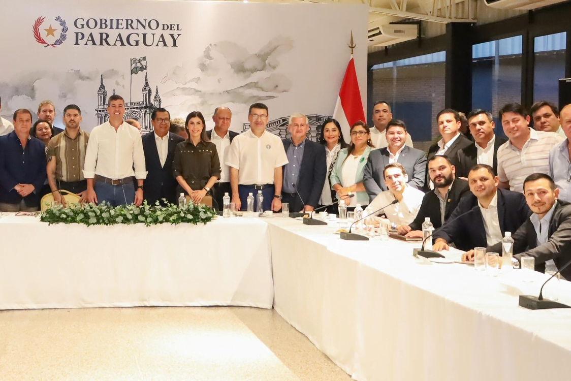Gobernador de Caaguazú estuvo presente en la firma del decreto que reglamenta Ley Hambre Cero