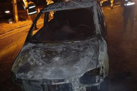 Vehículo sufrió desperfecto y acabó consumido por las llamas