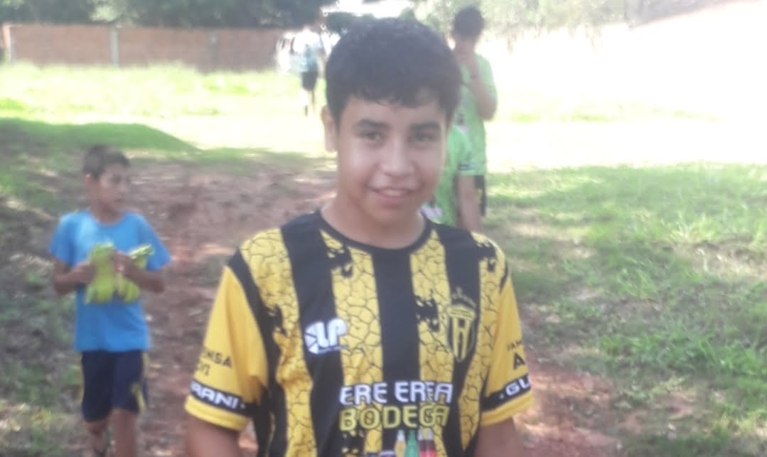 Con apenas 13 años de edad, es veloz medio campista del Club Guaraní de la Liga San Joaquín de Fútbol
