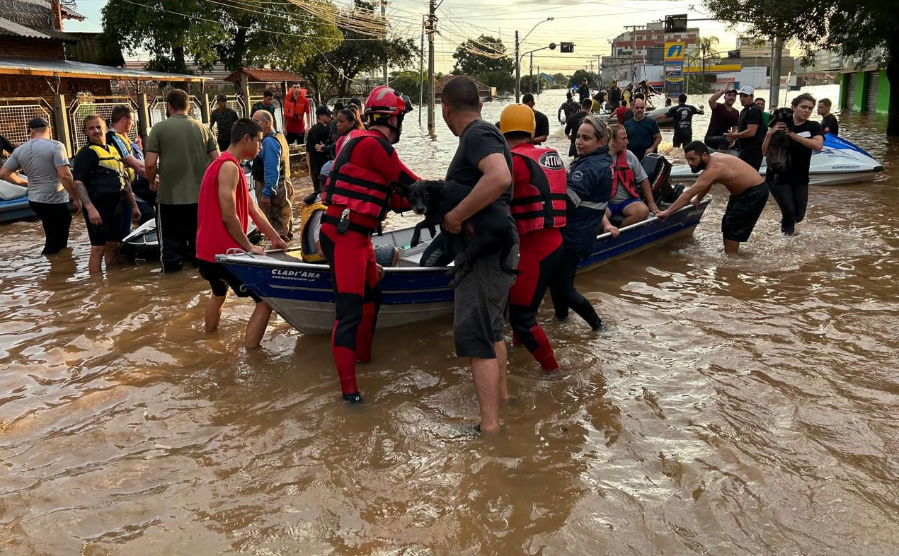 Bomberos paraguayos colaboran en rescate de víctimas de inundaciones en el Brasil