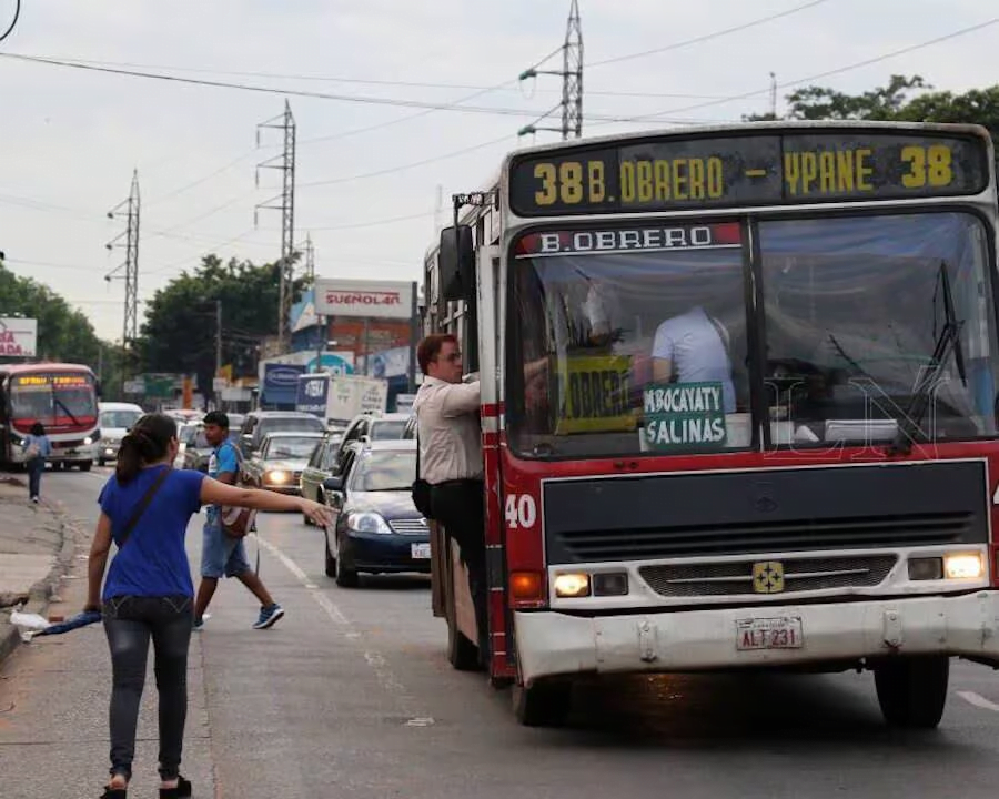 Transportistas anuncian paro de buses por tres días