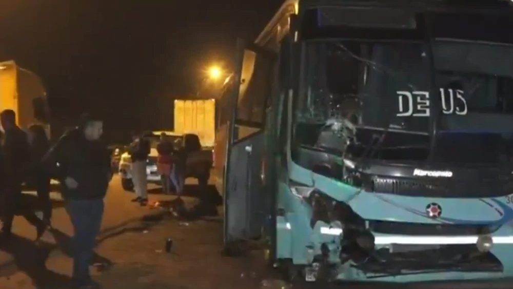 Dos fallecidos tras choque frontal entre bus y motocicleta en Benjamín Aceva