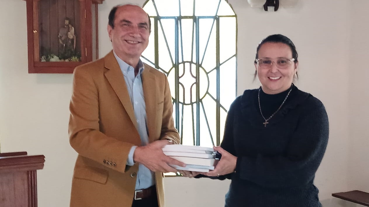 Ex alumno dona un lote de libros de su autoría al Colegio Parroquial Pío XI