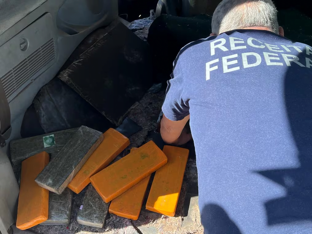 Vehículo con placa paraguaya falsa atropelló control brasileño y se le cayó droga
