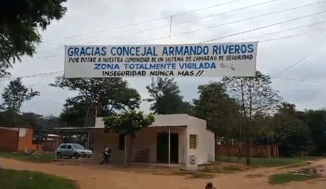 Concejal Armando Riveros dona cámaras de seguridad a vecinos del Barrio Chino