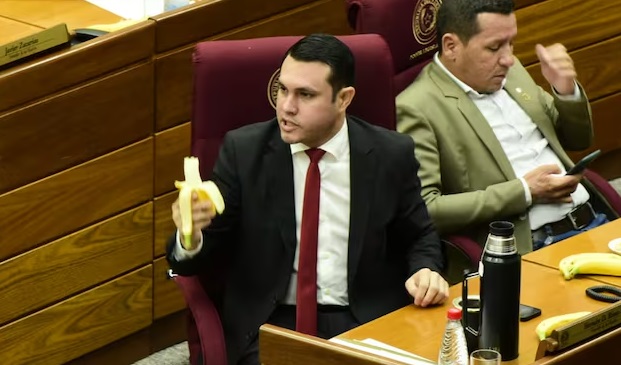 Juez procesa al senador Hernán Rivas en caso de supuesto título falso