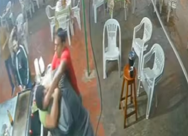 Cliente golpeó a trabajador de lomitería tras cambiar de canal el partido de Paraguay