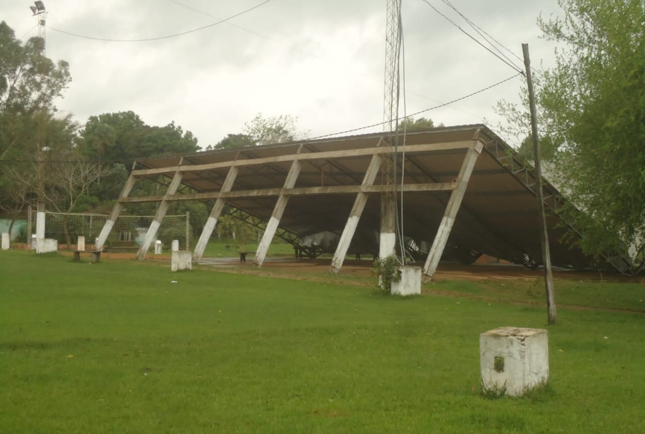 Tinglado de un club deportivo destrozado por viento huracanado en San José de los Arroyos