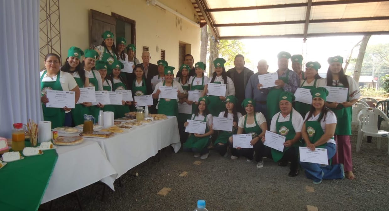 Culminan cursos de gastronomía dictados por el SNPP, a socias y familiares de APACACU