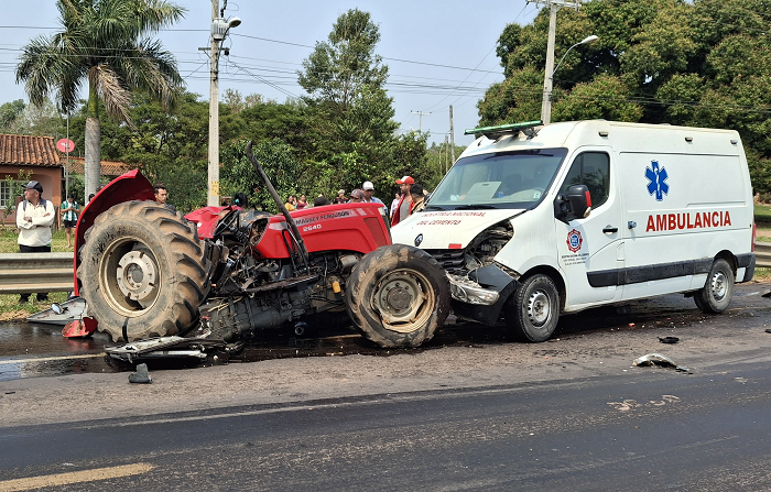 Un fallecido en choque entre ambulancia, tractor y bus