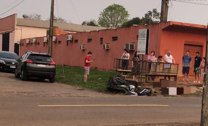 Joven motociclista muere tras chocar contra una camioneta en Coronel Oviedo