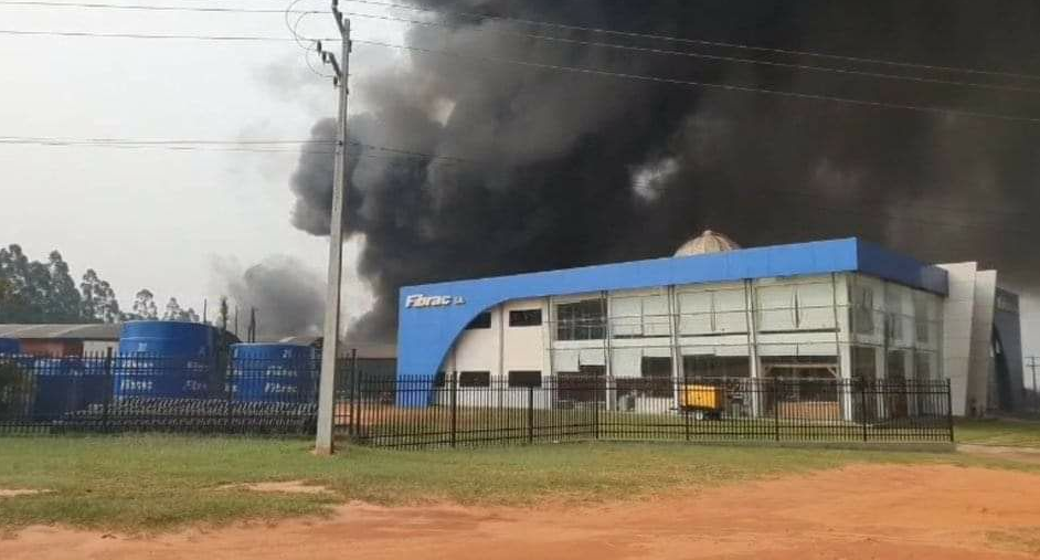 Incendio de gran magnitud en fábrica de Caaguazú