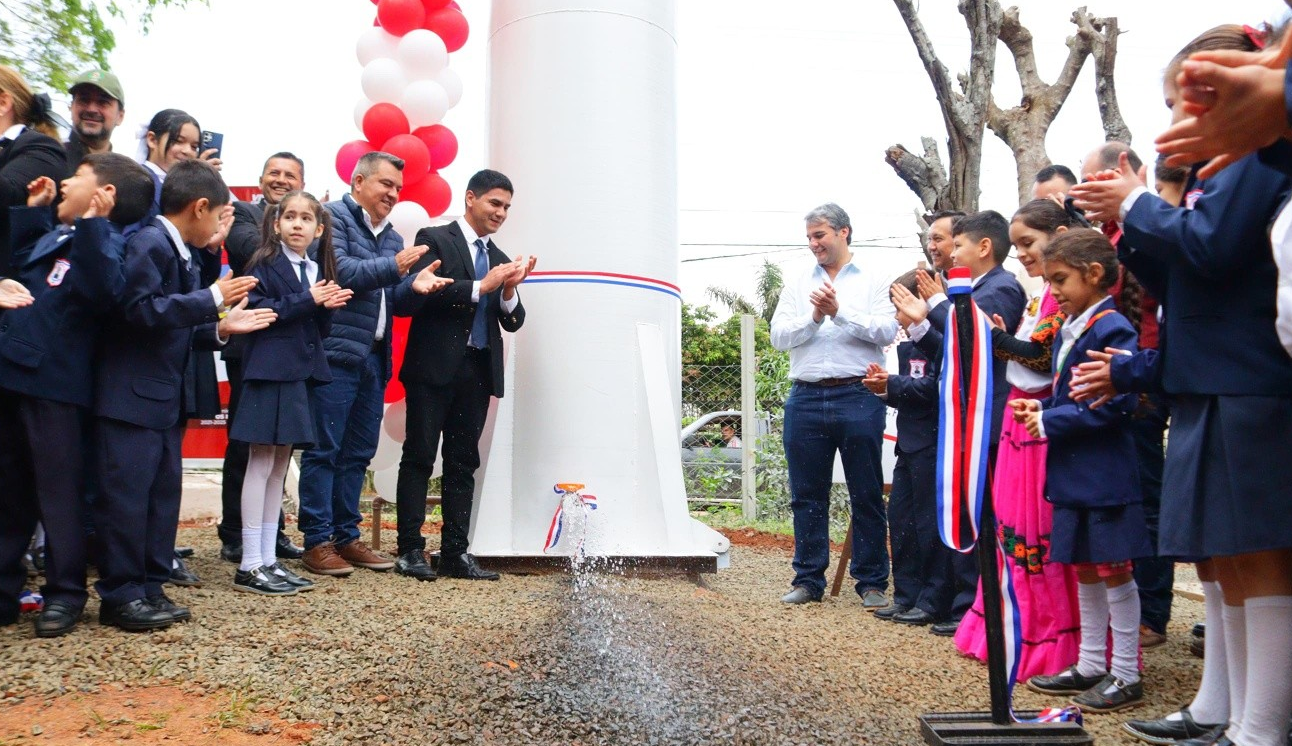 Intendente inauguró pozo artesiano en Escuela de Coronel Oviedo