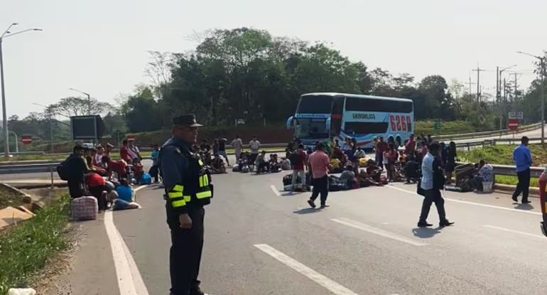 Indígenas cierran Ruta PY02 en Coronel Oviedo y Ruta PY13 que cruza por Caaguazú