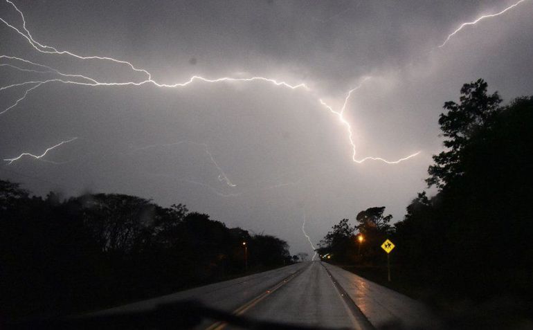 Anuncian tormentas y posible caída de granizo para dos departamentos