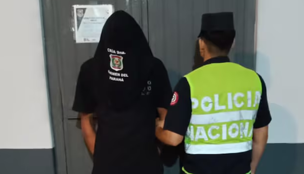 Llevaba más de diez horas muerta cuando su suegra la encontró y la pareja quedó detenida