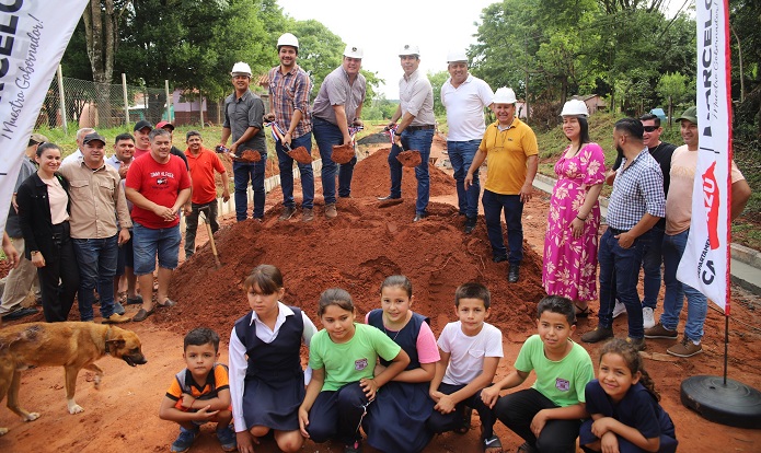 Gobernador da palada inicial para la construcción de obras en San Joaquín