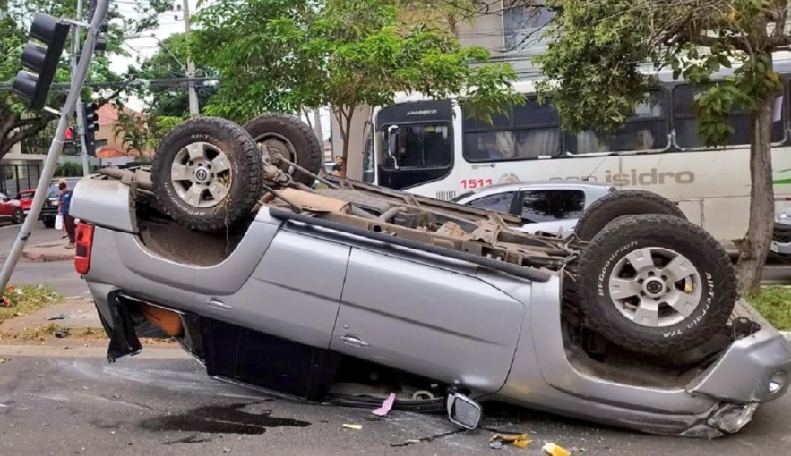 Dos mujeres se salvaron de milagro de ser atropelladas por una camioneta que volcó