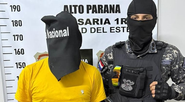 Manejaba borracho con su familia a bordo, huyó de una barrera y atacó a policías
