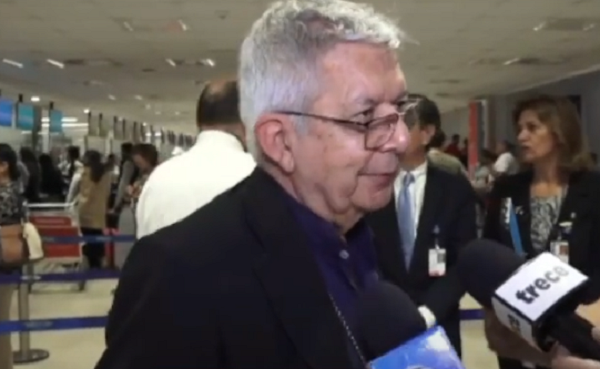 Cardenal Adalberto Martínez viaja a Roma para el funeral del Papa y participará de su primer cónclave