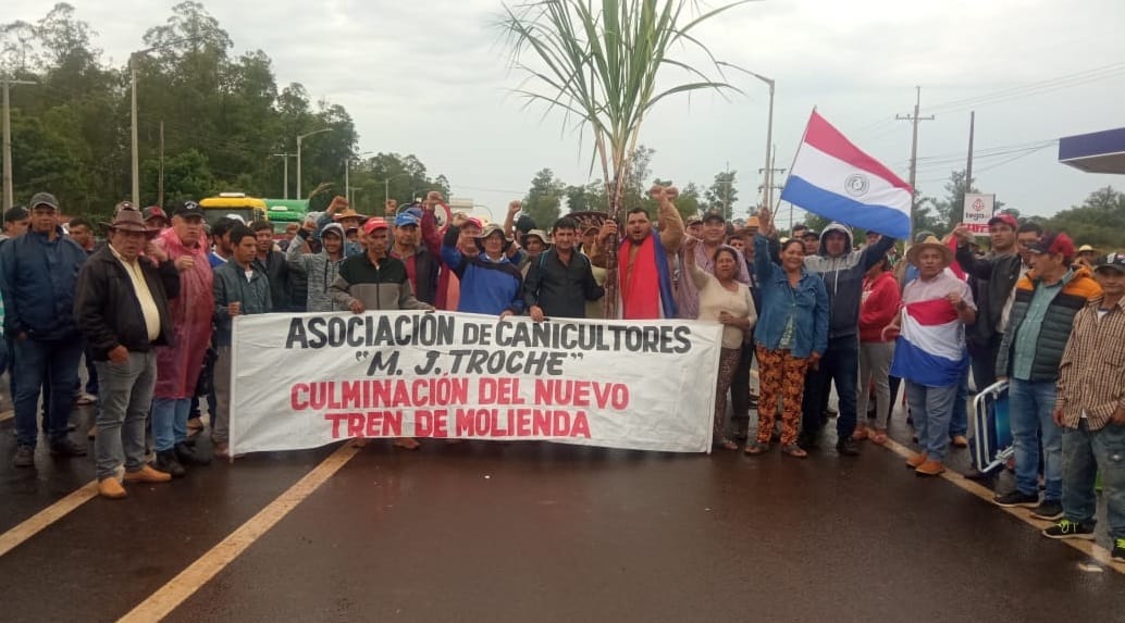 Cañicultores continúan con cierre de ruta en zona de Nueva Londres