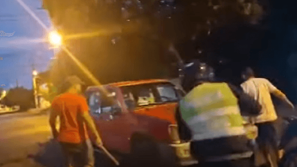 Ebrios golpean a policías y quedan detenidos tras persecución en Fernando de la Mora Ebrios golpean a policías y quedan detenidos tras persecución en Fernando de la Mora