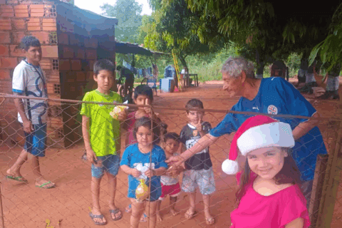 Gia cumplió 6 añitos y lo festejó repartiendo pan dulce a niños de Ypané