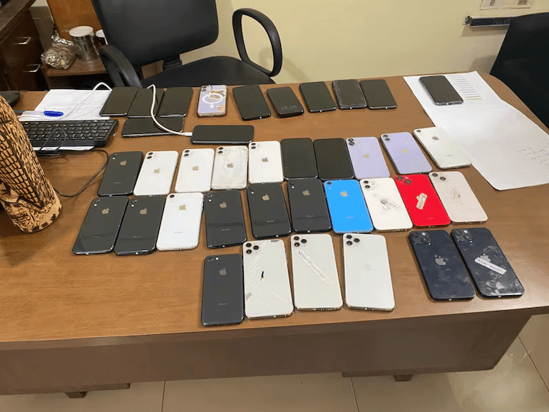 Tiene 17 años y lo encontraron con 38 iPhones robados, en la zona del Mercado 4 Tiene 17 años y lo encontraron con 38 iPhones robados, en la zona del Mercado 4