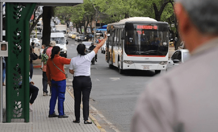 Choferes confirman huelga para mañana y miércoles tras no llegar a un acuerdo con el Gobierno Choferes confirman huelga para mañana y miércoles tras no llegar a un acuerdo con el Gobierno