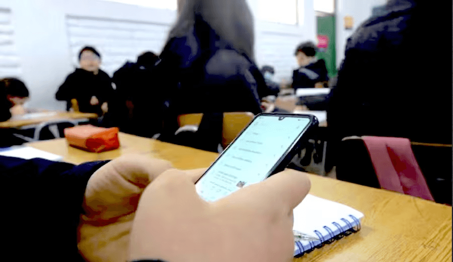 Diputados aprueba en general ley que prohíbe celulares en escuelas Diputados aprueba en general ley que prohíbe celulares en escuelas