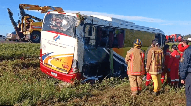 Trágico vuelco de ómnibus de egresados deja dos fallecidos y varios heridos en Coronel Oviedo Trágico vuelco de ómnibus de egresados deja dos fallecidos y varios heridos en Coronel Oviedo