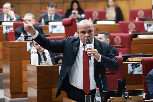 Bachi Núñez propone elevar edad de jubilación de congresistas a 57 años Bachi Núñez propone elevar edad de jubilación de congresistas a 57 años