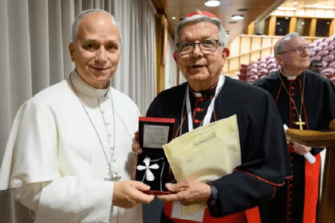 Cardenal Adalberto Martínez entrega cruz de filigrana al Papa León XIV