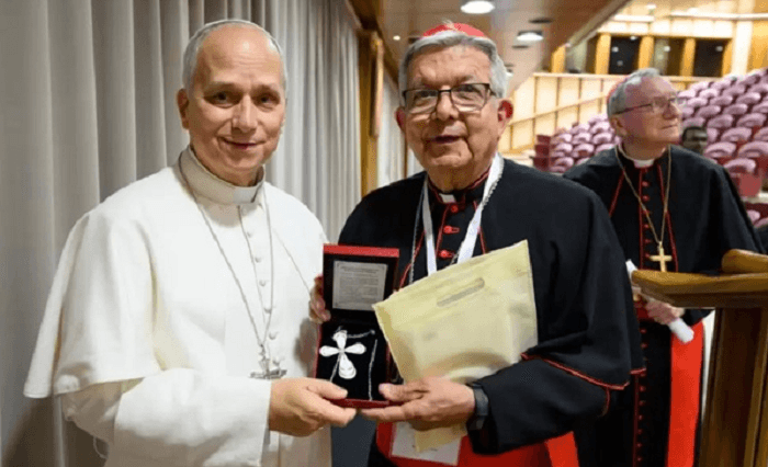 Cardenal Adalberto Martínez entrega cruz de filigrana al Papa León XIV