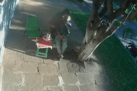 Detienen a joven que asaltó y atacó a abuelo que estaba en su vereda