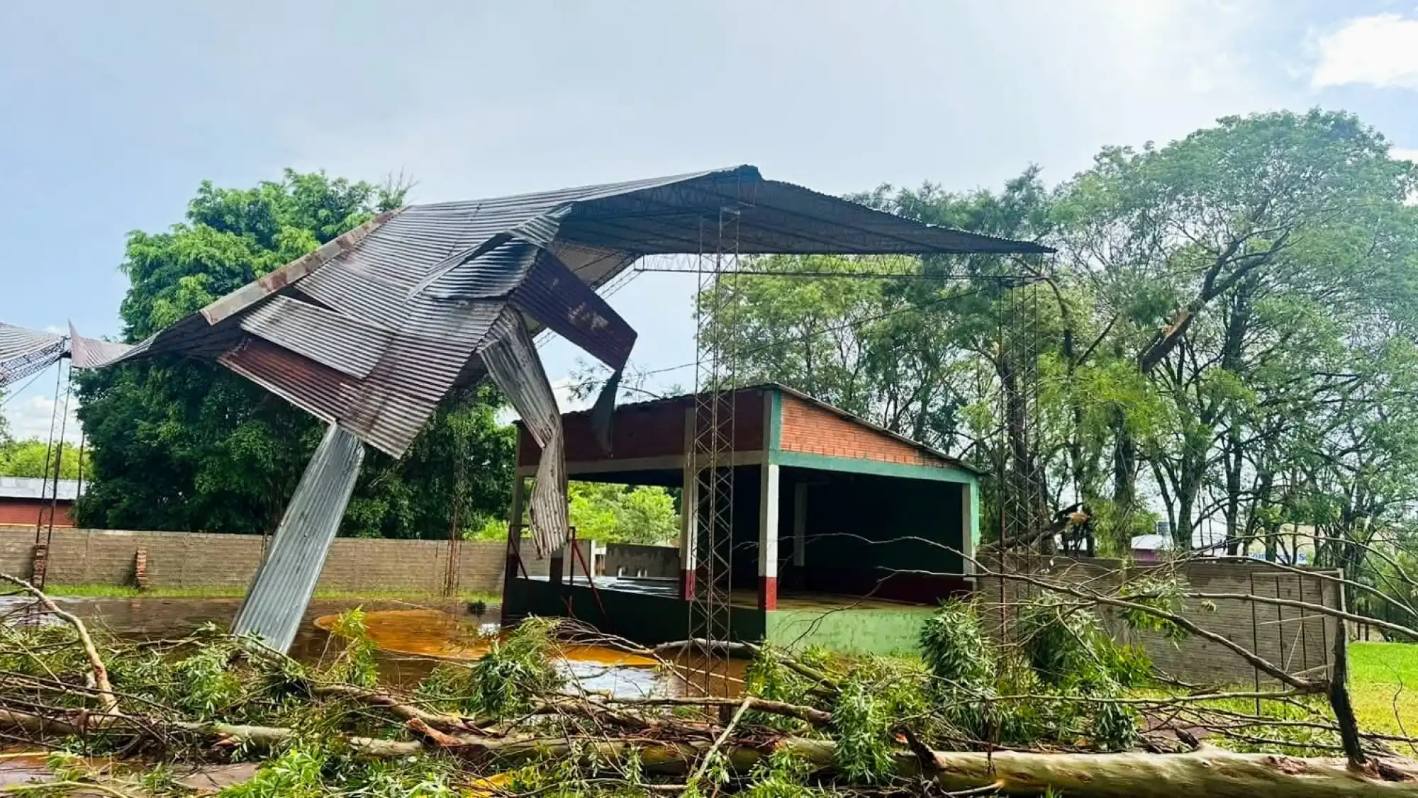 Noreste de Itapúa sufre daños por azote de un temporal