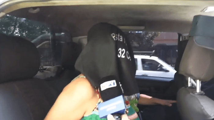 Mujer golpeó a su hijastro de 3 años con cable y quedó detenida