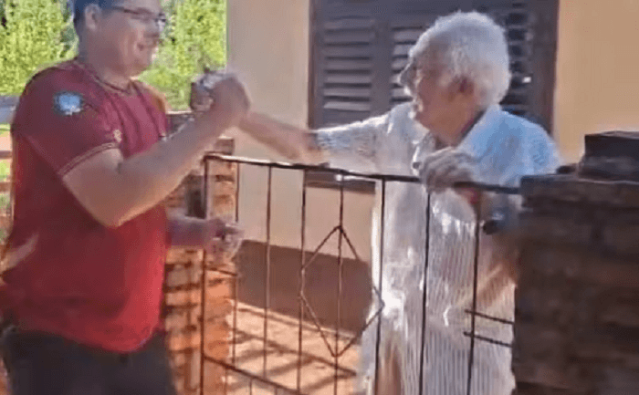 Vecinos obligan a devolver dinero que cayó de un adulto mayor en Itapúa