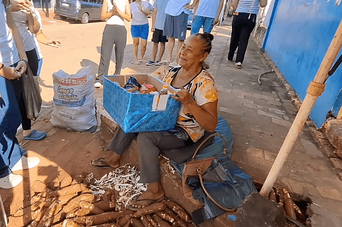 Alumnos celebran UPD ayudando a una humilde vendedora de mandioca Alumnos celebran UPD ayudando a una humilde vendedora de mandioca