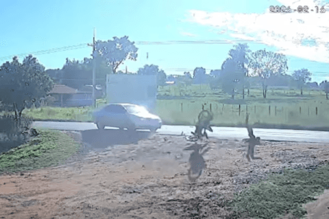 Niño en moto sufre aparatoso accidente tras maniobra imprudente en Vaquería