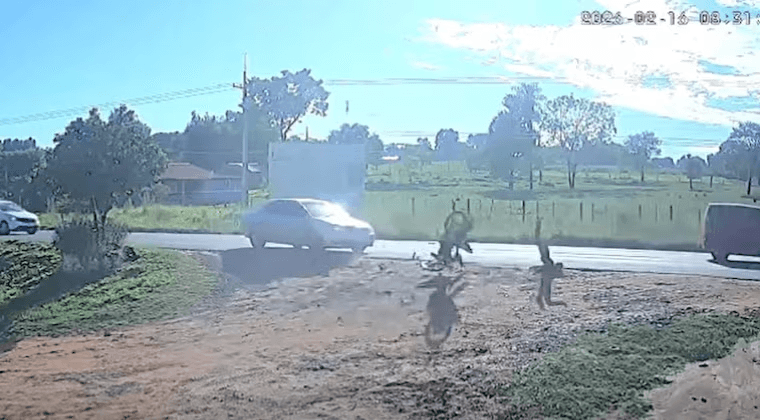 Niño en moto sufre aparatoso accidente tras maniobra imprudente en Vaquería Niño en moto sufre aparatoso accidente tras maniobra imprudente en Vaquería