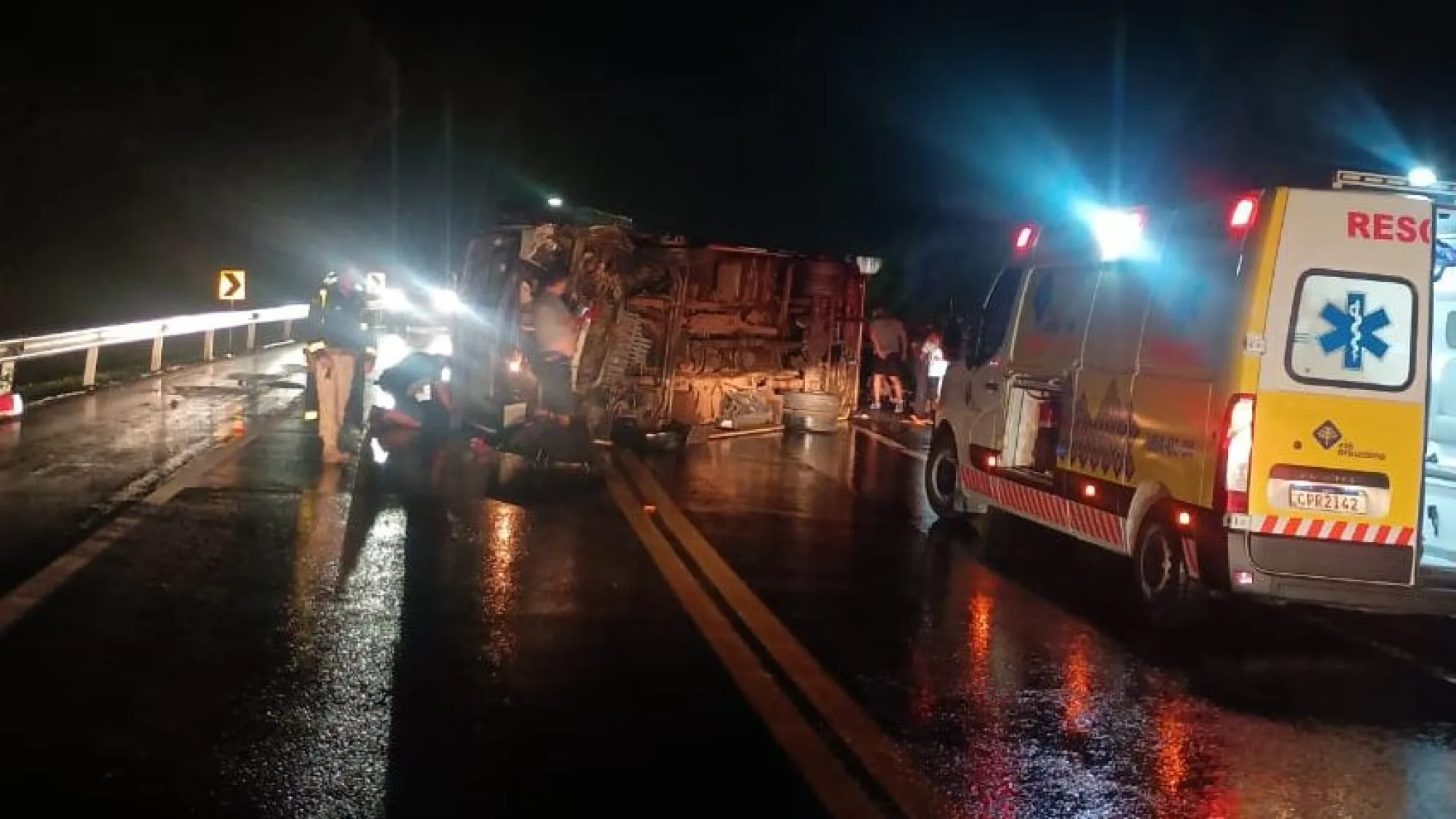Una persona fallece y otras resultan heridas tras vuelco de bus con chapa paraguaya en Brasil