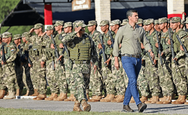 Peña firma decreto que habilita a militares el uso de armas de guerra contra criminales Peña firma decreto que habilita a militares el uso de armas de guerra contra criminales